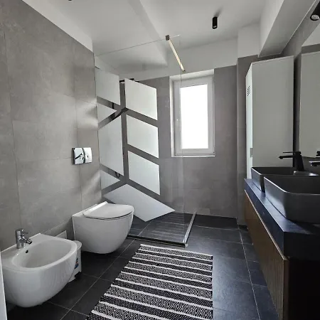 Lau- Qualis 2, Mall Coresi *