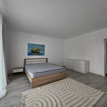 Apartment Lau- Qualis 2, Mall Coresi *