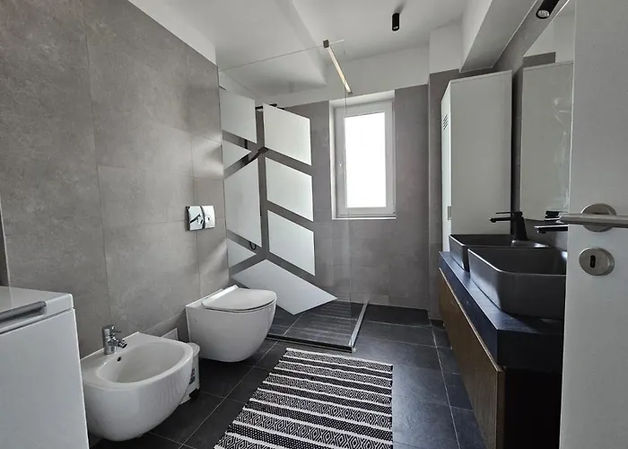 Lau- Qualis 2, Mall Coresi *